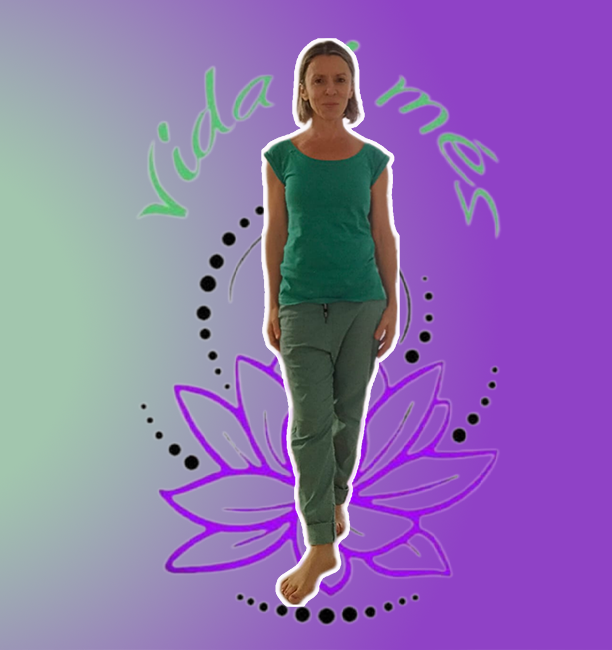 foto alicia i logo detras